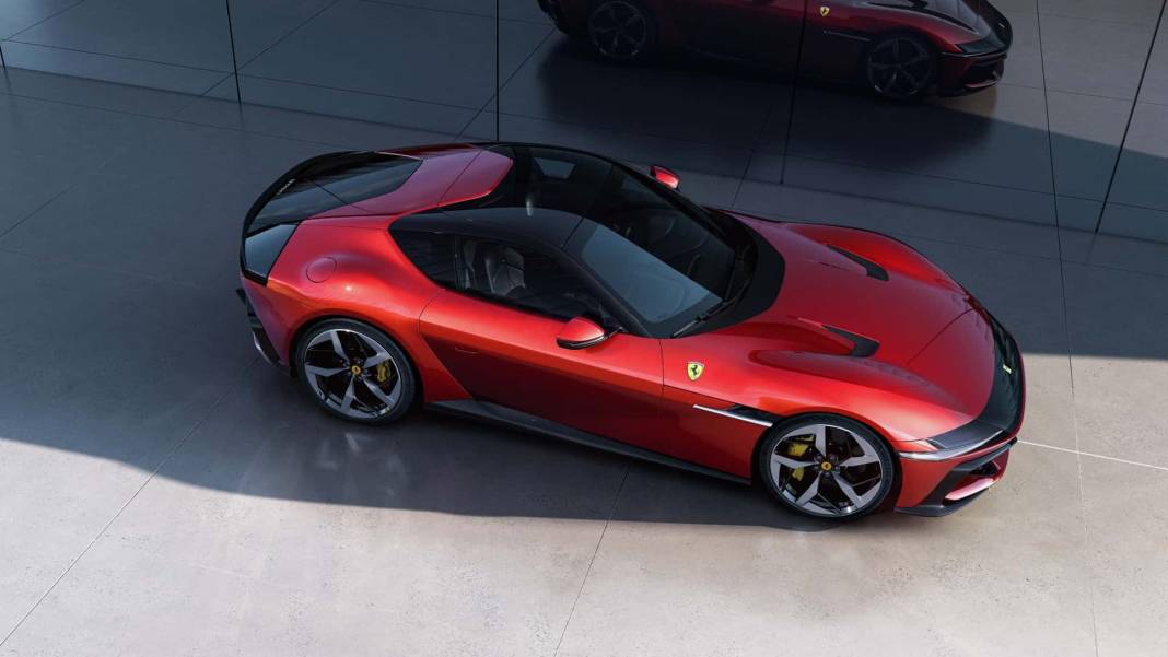 Ferrari'nin Bugüne Kadarki En Güçlü Otomobili Tanıtıldı: 819 Beygir Gücünde! Değeri Vergiler Hariç 15 Milyon Liranın Üzerinde 4